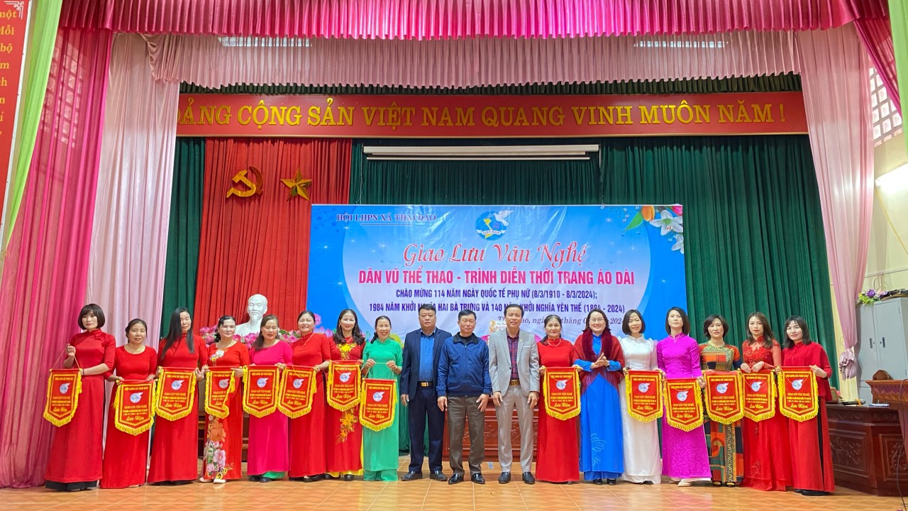 Đồng chí Nguyễn Sỹ Kiên - Bí thư Đảng ủy tặng cờ lưu niệm cho các đội tham dự buổi giao lưu